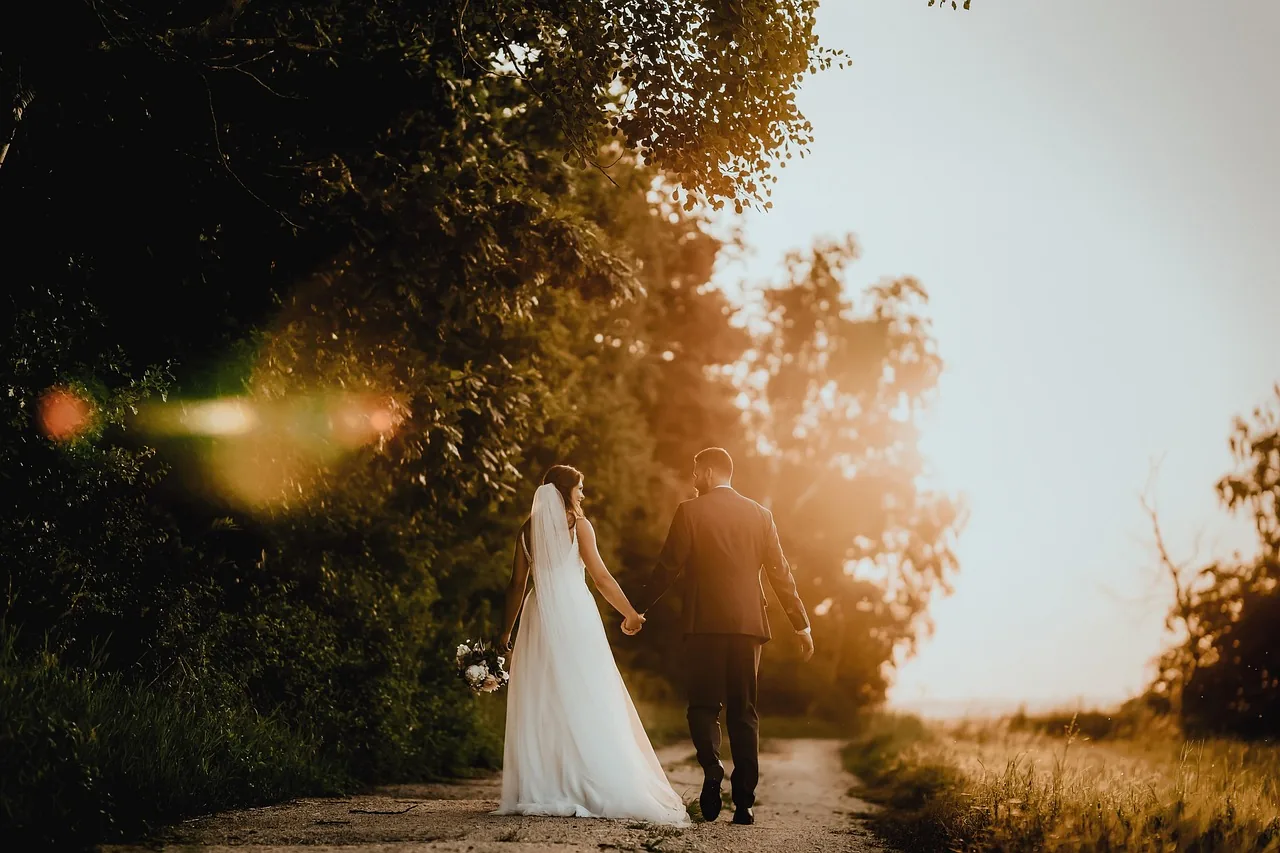 Brautpaar bei einem romantischen Hochzeitsshooting